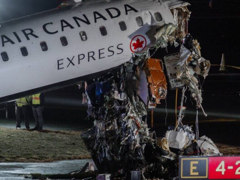 Crash at LaGuardia Airport kills two - Firebuyer.com